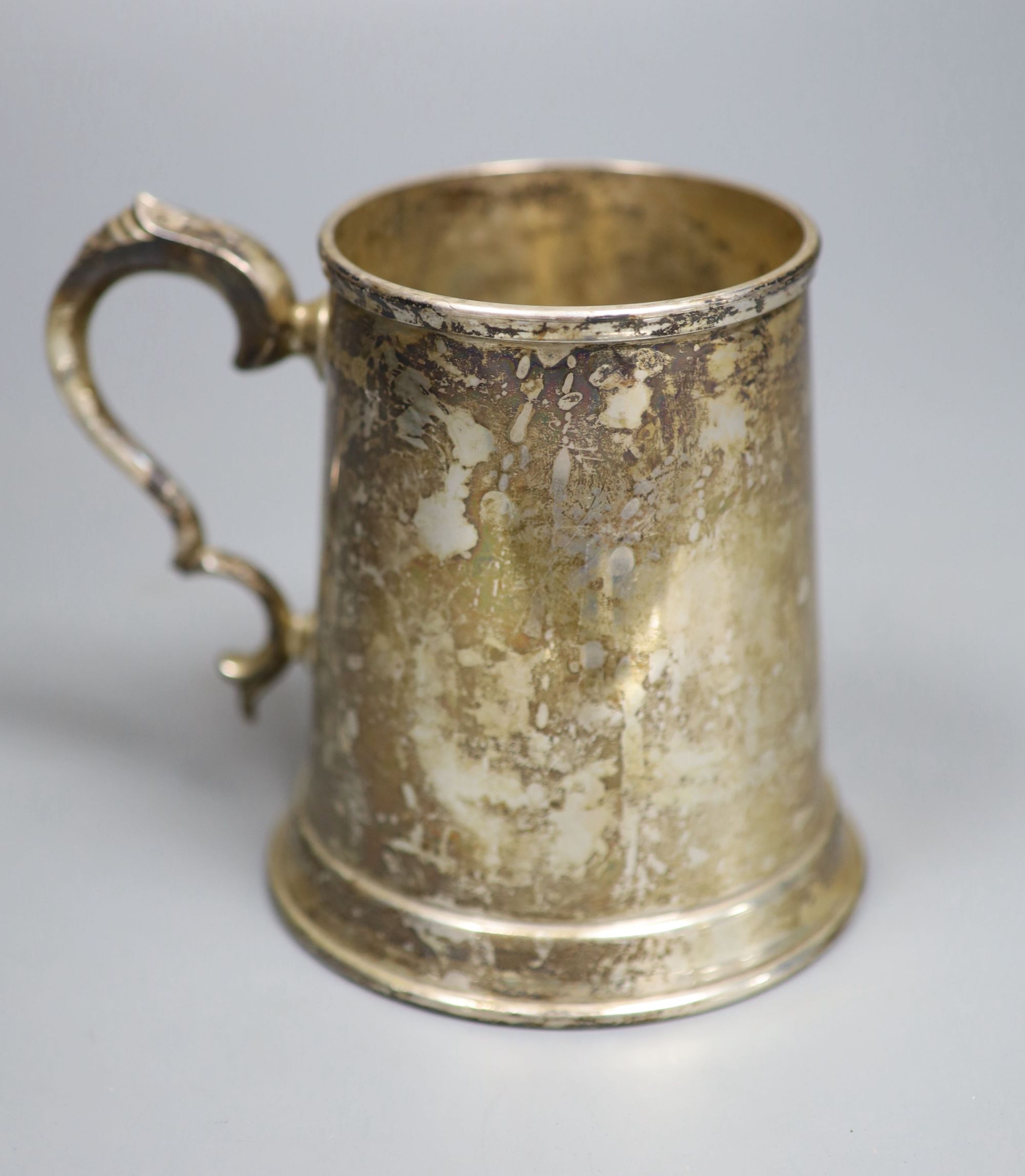 A George VI silver mug, Cooper Brothers & Sons, Sheffield, 1942, 12.2cm, 11oz.